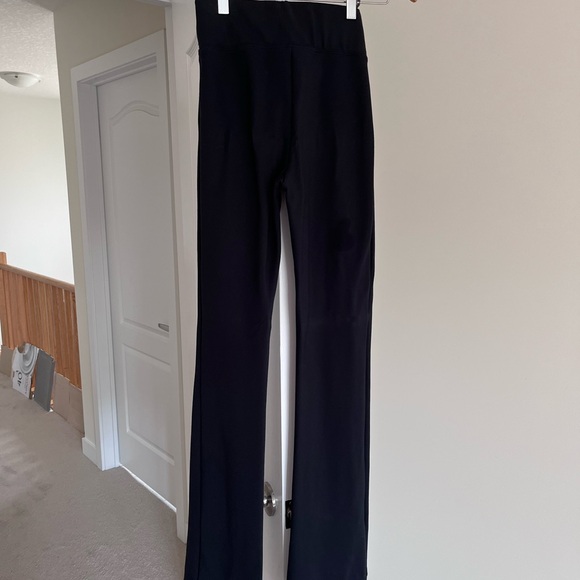 Abercrombie & Fitch Ponte front split hem flare pants in Black - Picture 2 of 6